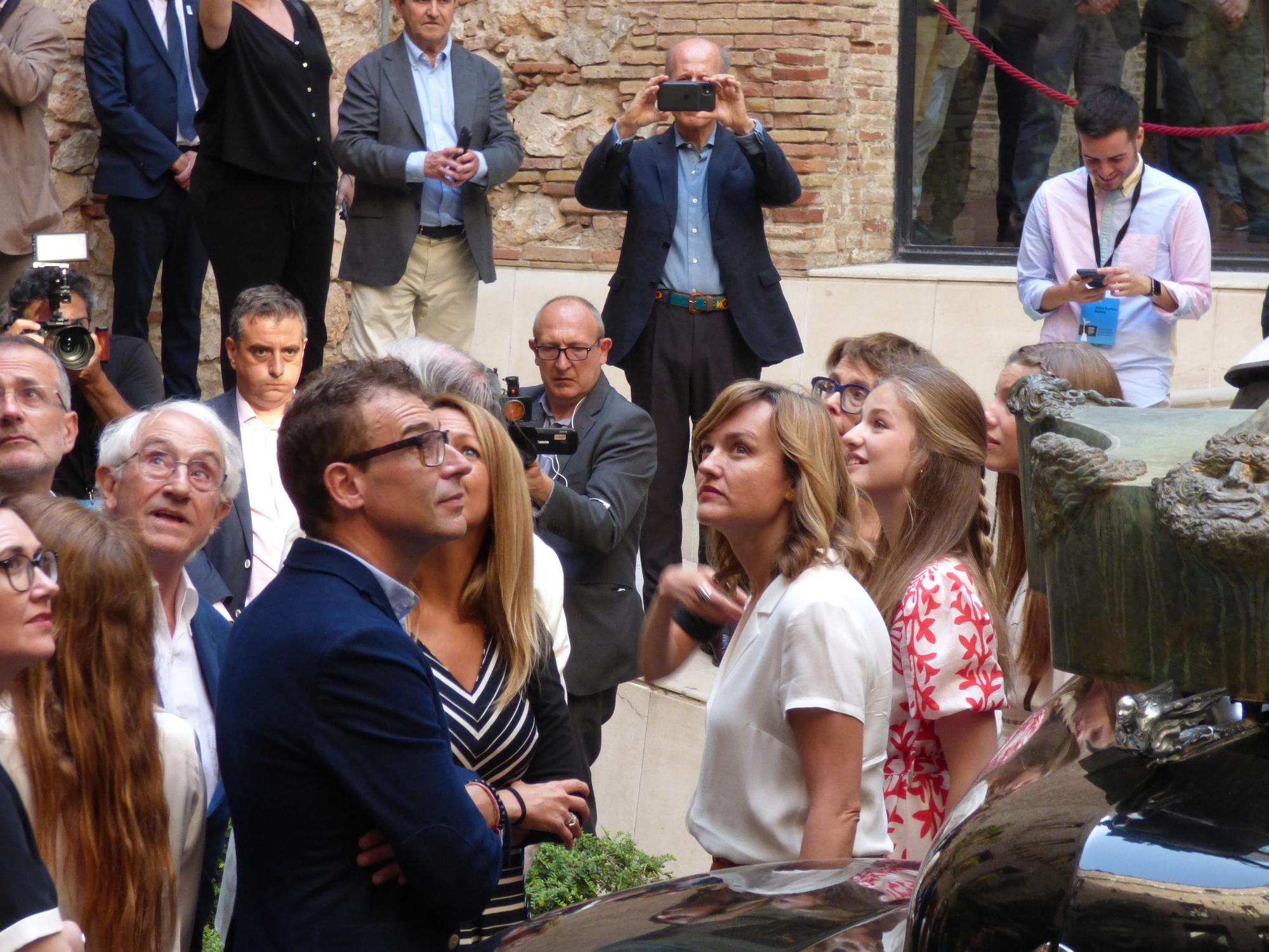 La princesa Elionor i la infanta Sofia rebudes a Figueres amb manifestants favorables i contraris