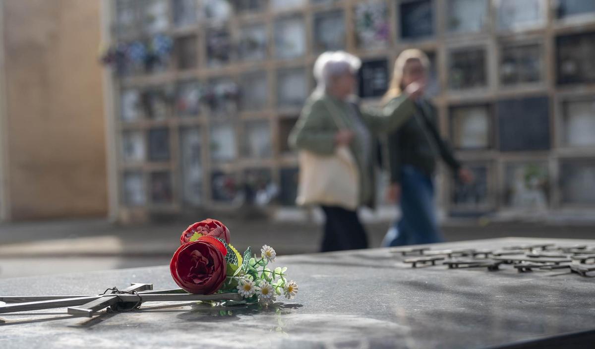 Los cementerios se llenan el 1 de noviembre, día de Todos los Santos 2025, en Barcelona