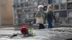 Los cementerios se llenan el 1 de noviembre, día de Todos los Santos 2025, en Barcelona