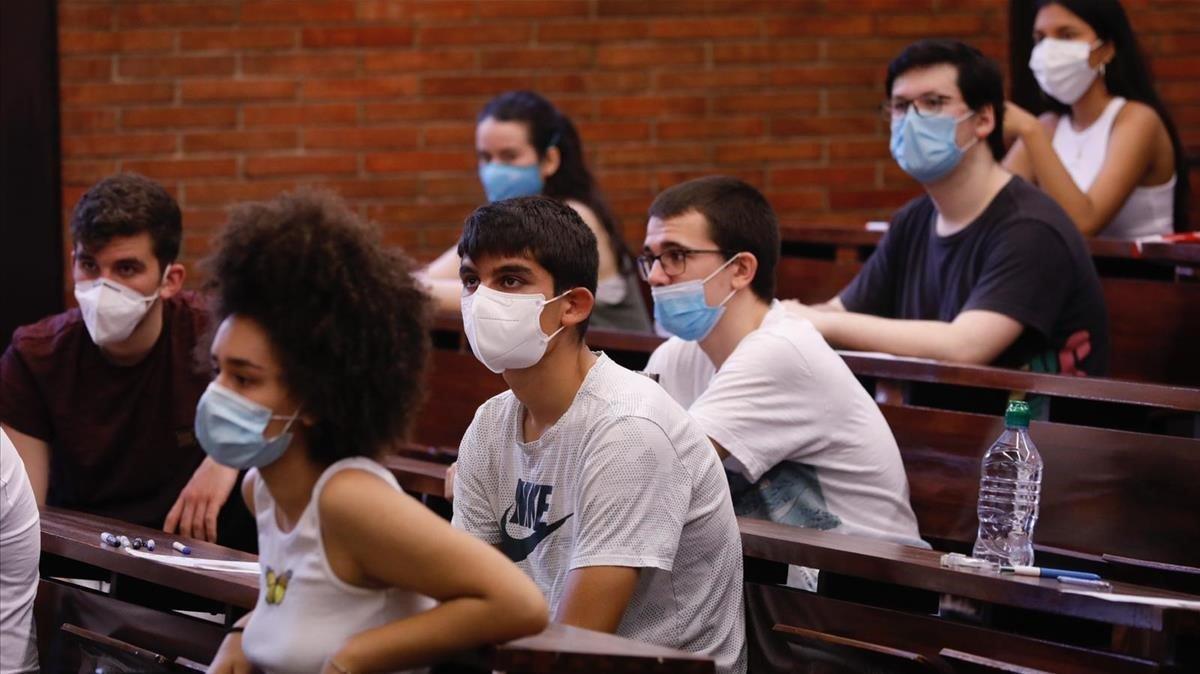 Estudiantes en la Facultat d’Economia i Empresa de la UB.