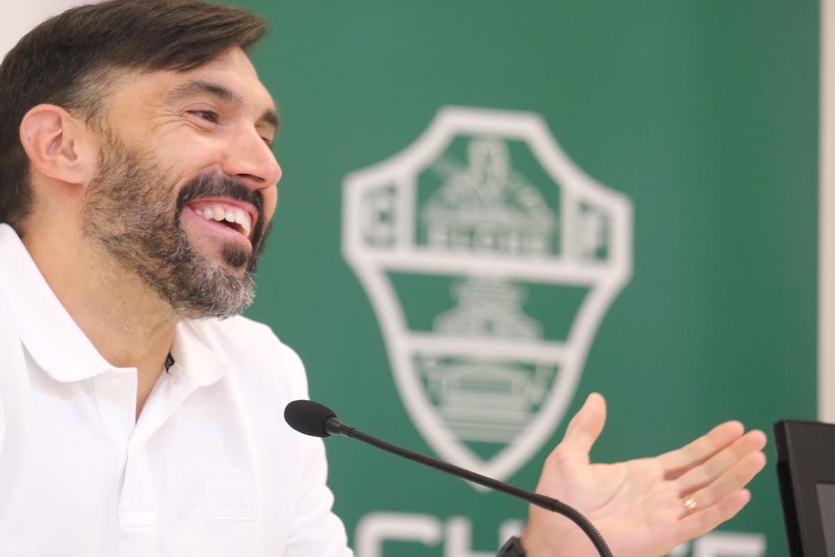 El nuevo técnico franjiverde, sonriente, en la sala de prensa del estadio Martínez Valero
