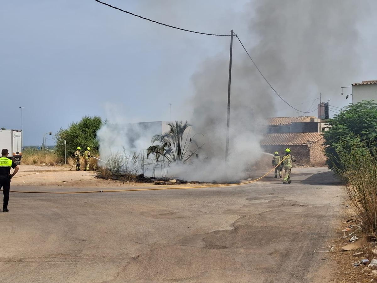 El incendio, ya en el proceso de ser extinguido.