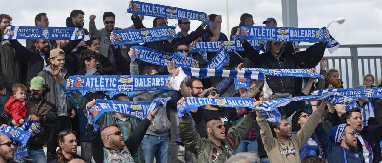 Aficionados del Atlético Baleares animan a su equipo durante el partido del pasado domingo en Son Malferit.