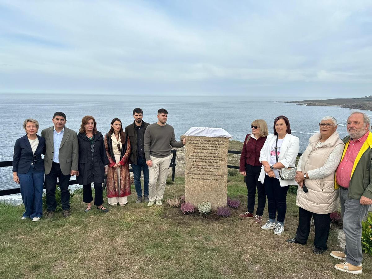 Emoción durante el acto de homenaje en la Ruta de los Faros, frente a la zona de la costa que limpiaron de chapapote los voluntarios baleares.