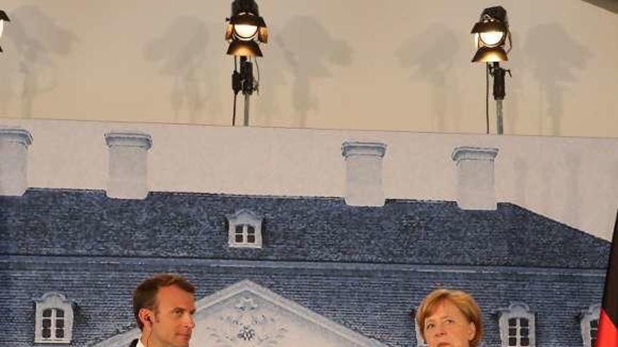 Merkel y Macron, ayer, en rueda de prensa en Alemania. // AFP