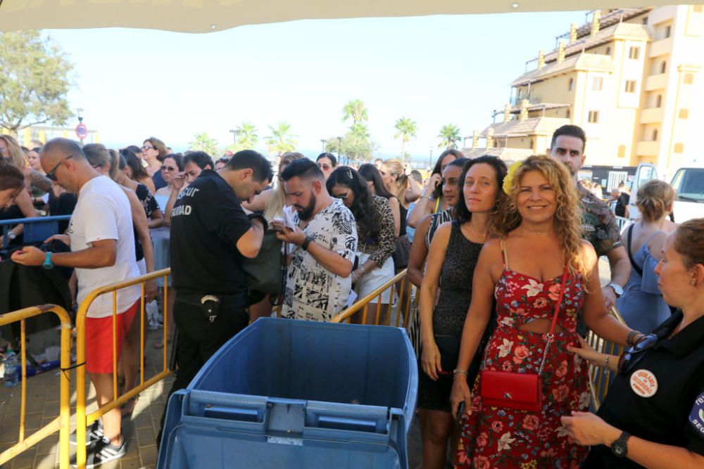 Gran expectación ante el único concierto de Jennifer Lopez en España. Se han formado largas colas hasta la apertura de las puertas del recinto del Marenostrum Castle Park, escenario del concierto.
