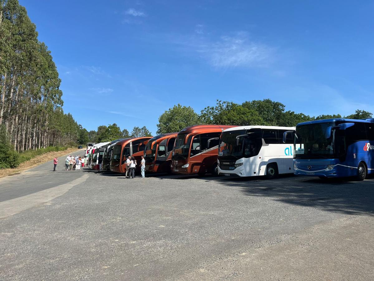 Autobuses en los que llegaron los militantes populares a O Pino.