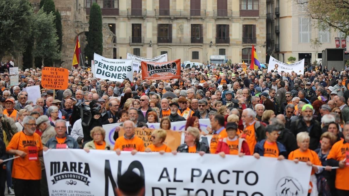 Pensionistas en la plaça de la Catedral de Barcelona, que han secundado la convocatoria de la Coordinadora de Pensionistas en Defensa del Sistema Público de Pensiones. 