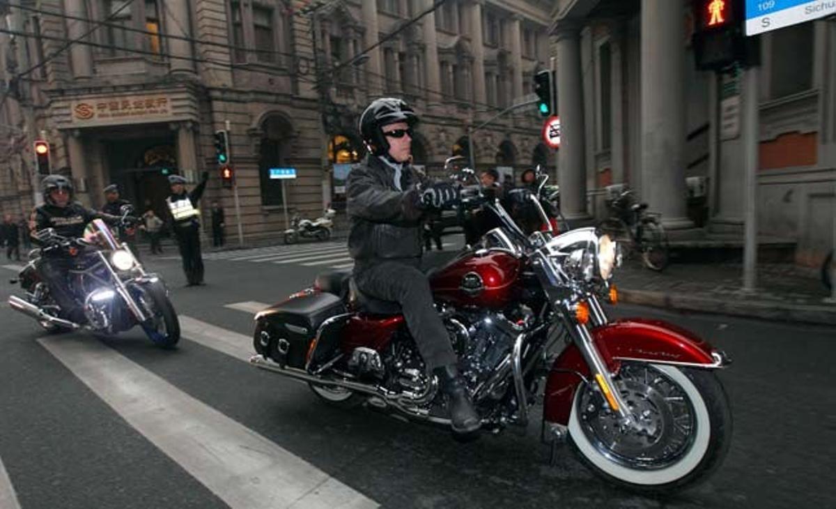 L’ambaixador dels Estats Units a Xina, Jon Huntsman, munta una ’Harley-Davidson’ en un carrer de Xangai. El diplomàtic es va unir a un recorregut per la ciutat juntament amb 14 motoristes més que conduïen la mateixa motocicleta.