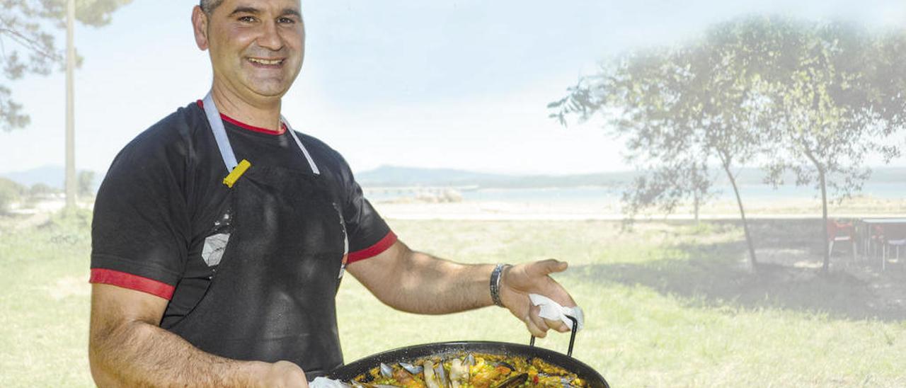 Daniel Otero, &quot;Perilluco&quot;, en A Illa con una de sus sabrosas y célebres paellas marineras. // Iñaki Abella