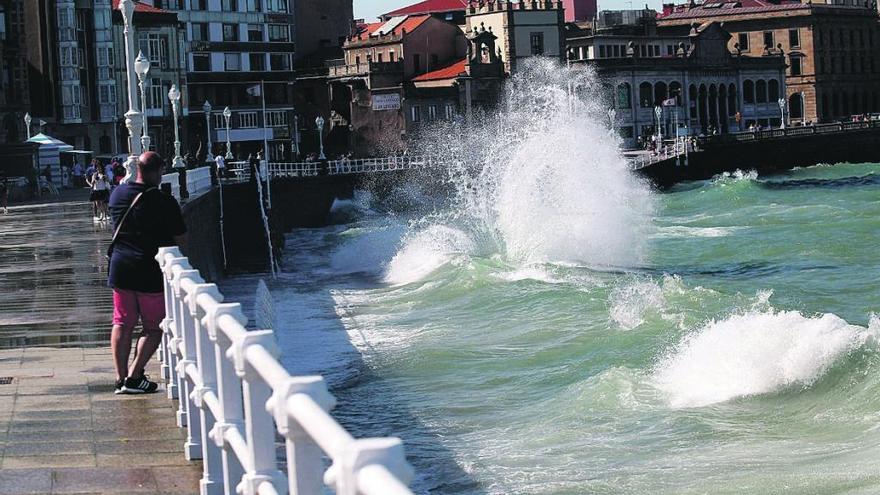 Las olas, azotando el muro de San Lorenzo de Gijón el pasado lunes.