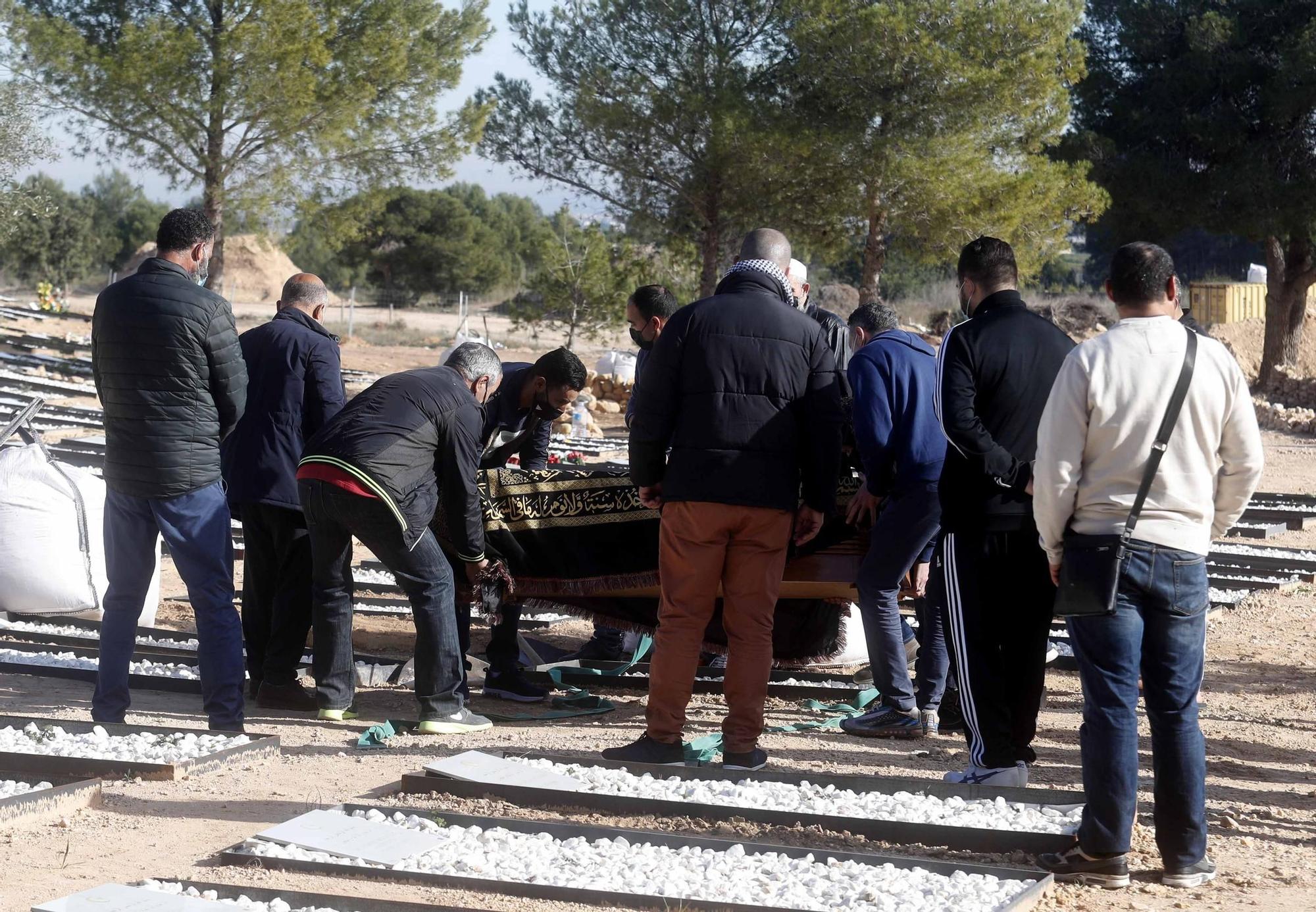 Entierro de Wafaa Sebbah en el cementerio Jardín Muslmán de València