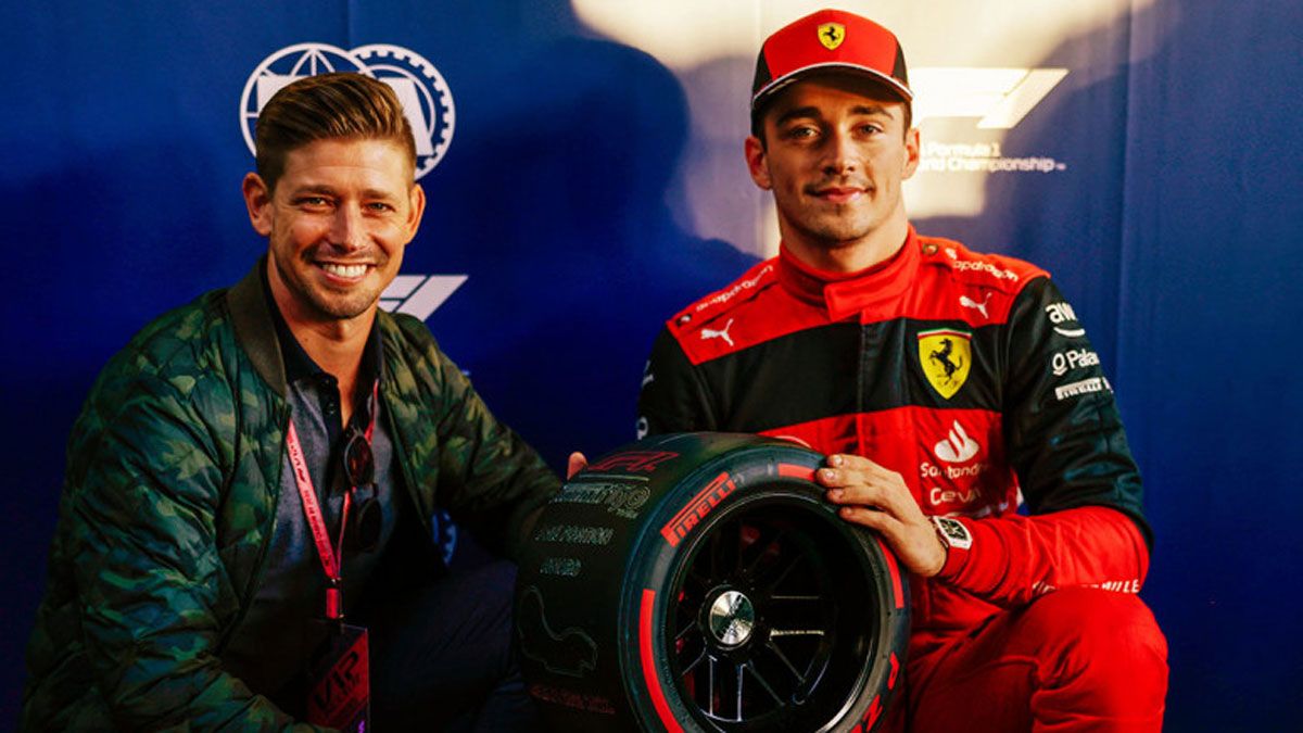 El bicampeón del mundo de MotoGP Casey Stoner, con el poleman del GP de Australia Charles Leclerc