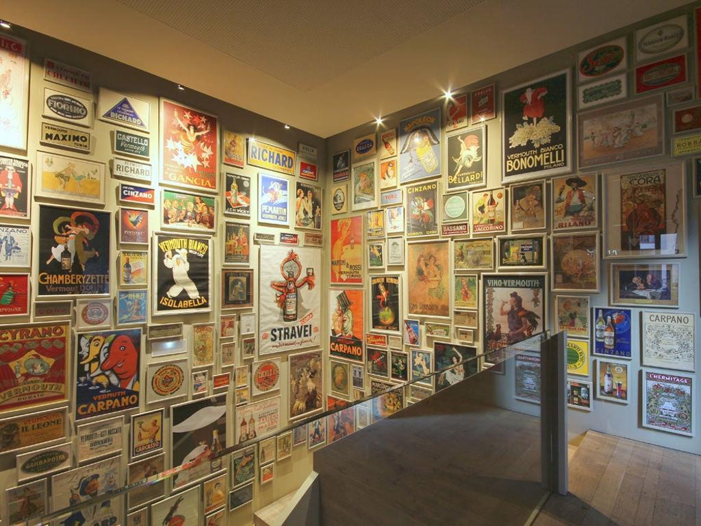 Carteles en el Museo del Vermú de Reus.