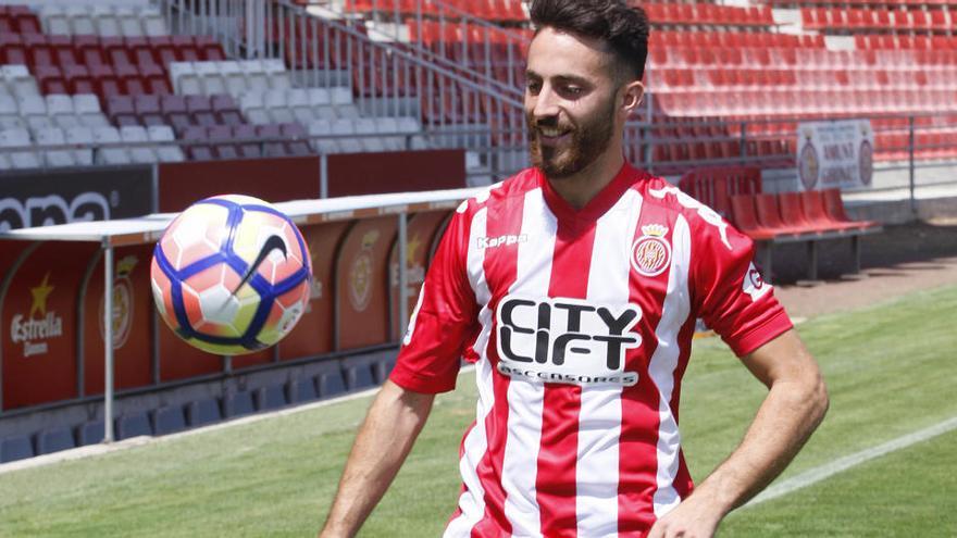 Álex Menéndez toca la pilota el dia que va ser presentat com a jugador del Girona FC · Marc Martí