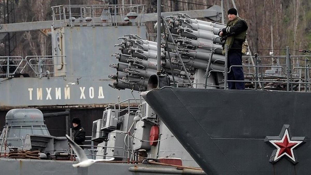 Un soldado ruso en un barco amarrado en el puerto de Sebastopol.