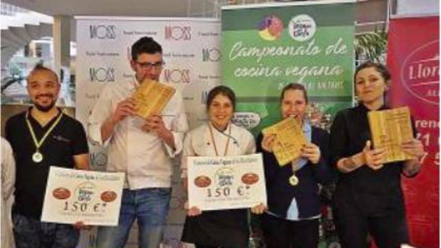 Junge Hilfsköchin gewinnt veganes Wettkochen auf Mallorca