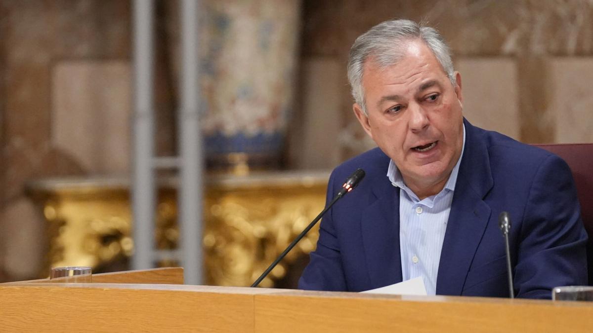 El alcalde de Sevilla, José Luis Sanz, durante su intervención en el Pleno.