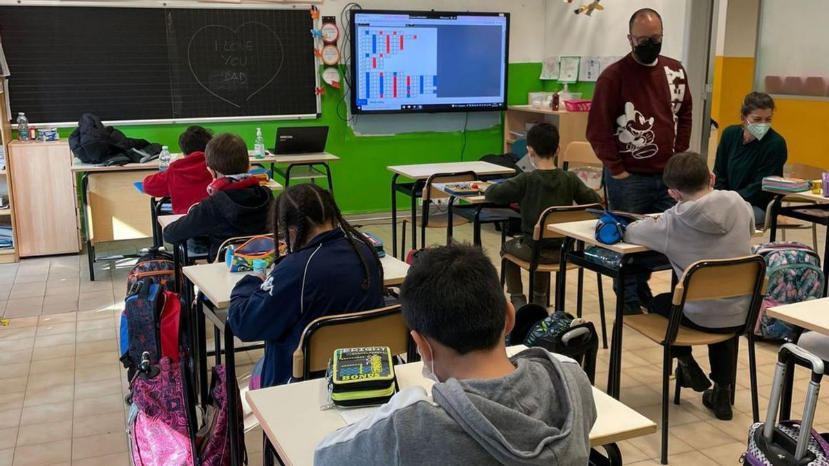 Un aula del CEIP Camino La Villa con un profesor participante en el programa Erasmus+