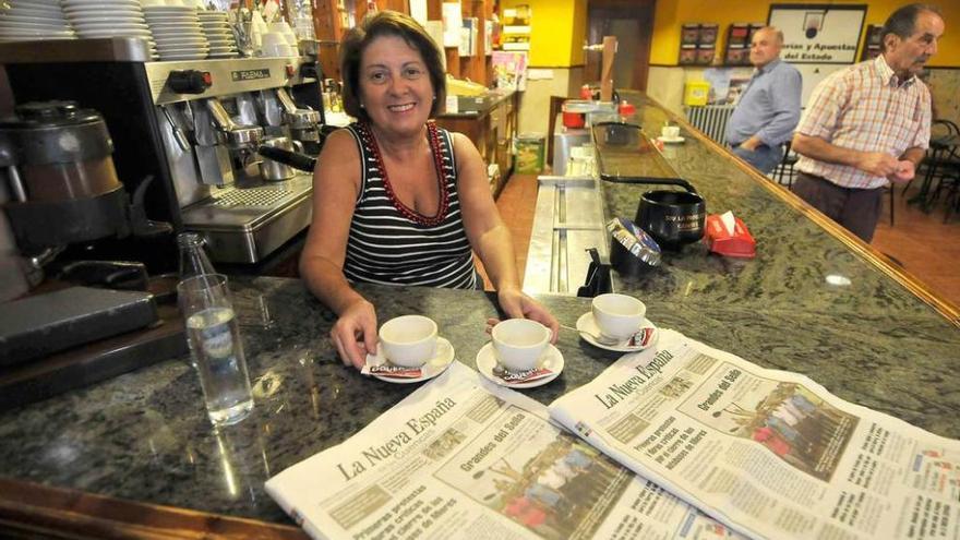 María Vázquez se dispone a servir unos cafés en el bar El Cruce.