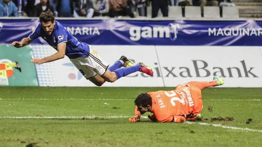 Toché salta por encima de Dani, portero del Tenerife, en el duelo jugado en el Tartiere.