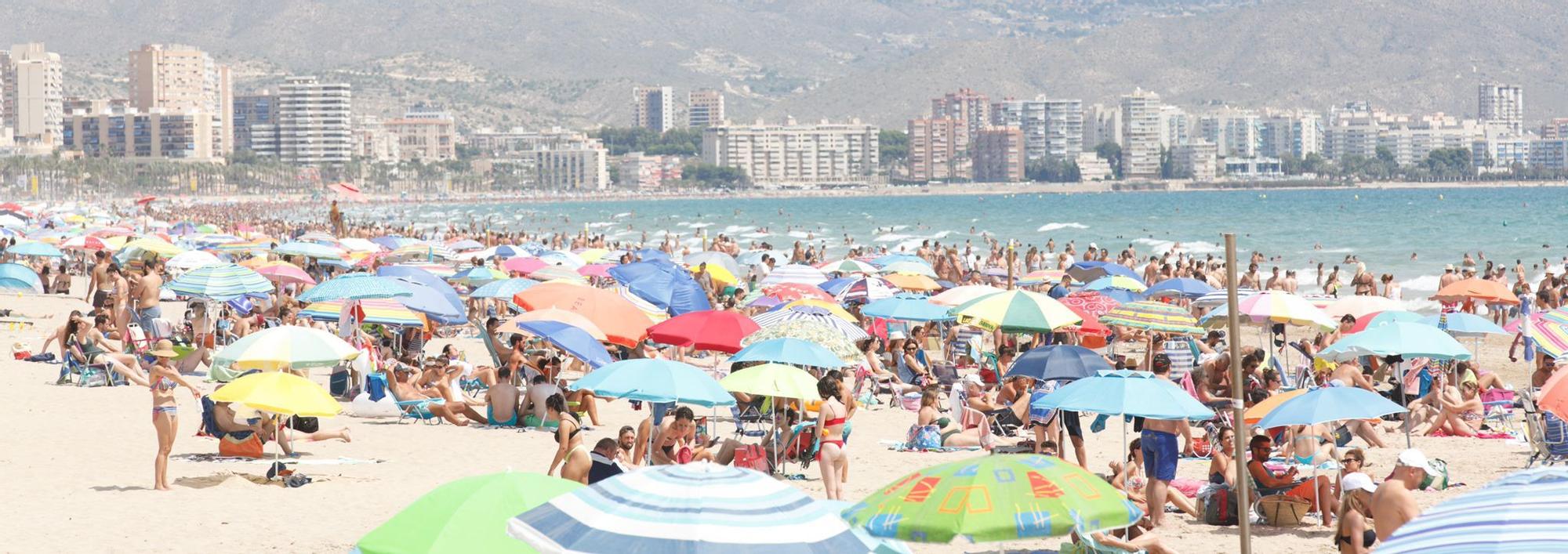 Agosto llega con las playas al completo en Alicante