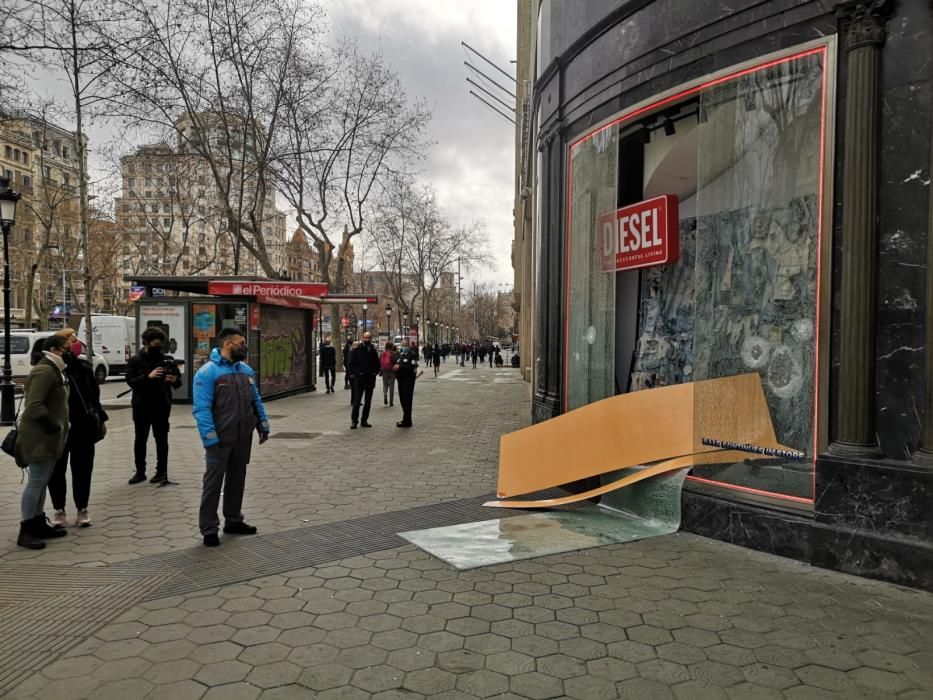 Les destrosses de la cinquena nit de protestes a Barcelona