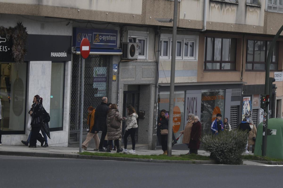 Gente paseando en las calles de Santiago.