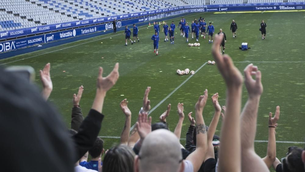 Los oviedistas apoyana a su equipo antes del derbi