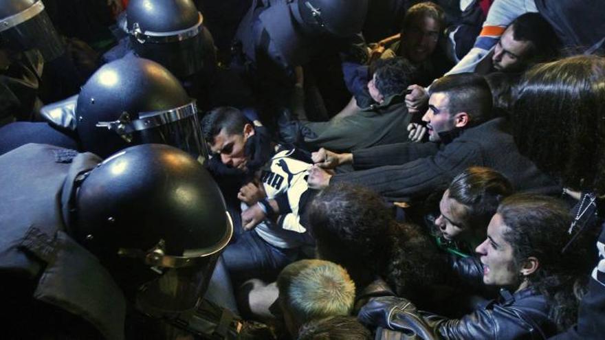 Tres detenidos tras el desalojo de la zona de Neptuno