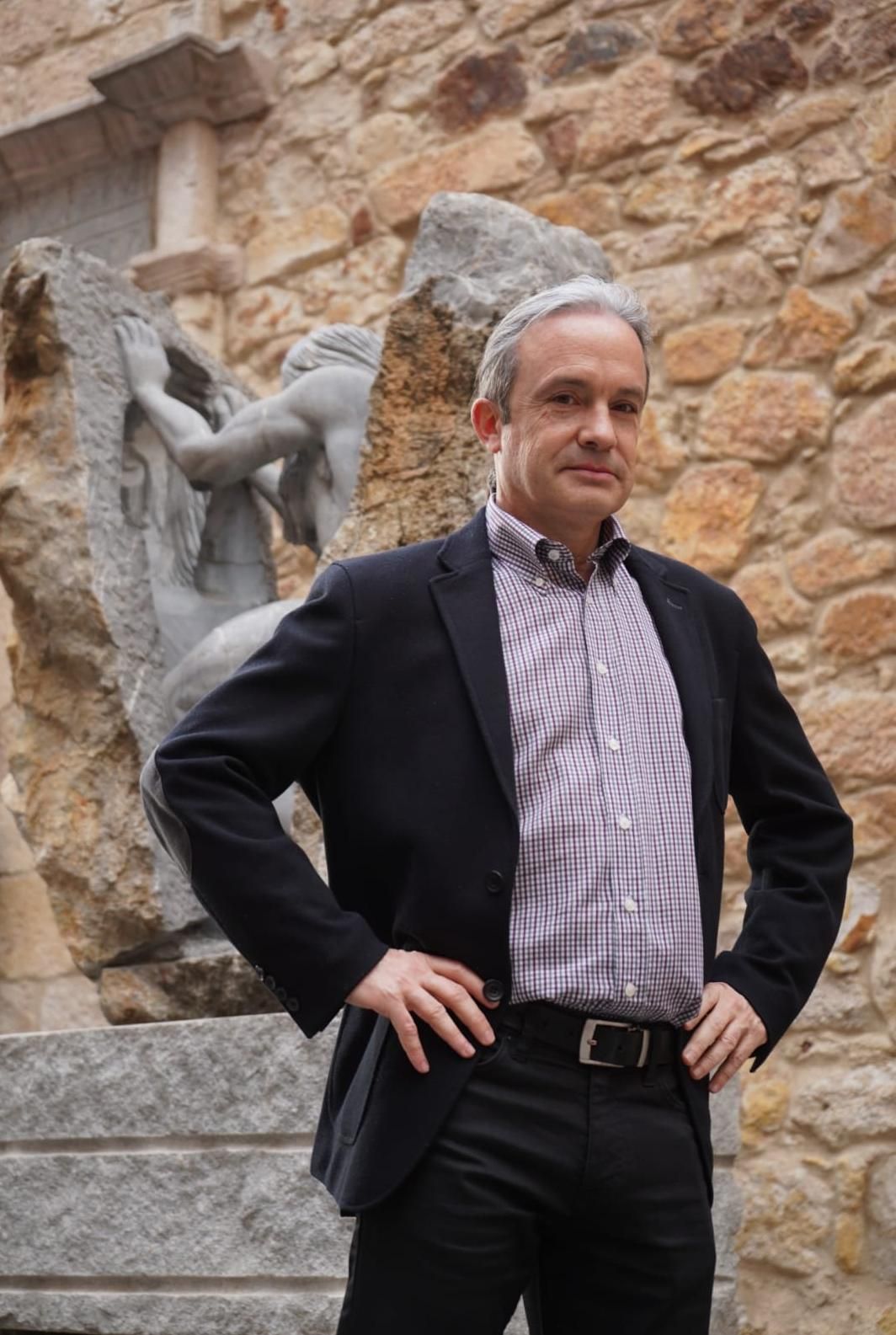 Carlos Briones a la puerta del edificio de La Alhóndiga en Zamora.