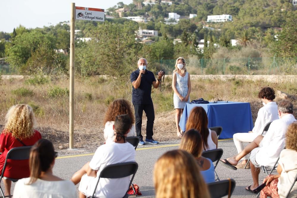 El Ayuntamiento de Santa Eulària y los familiares del piloto descubren la placa del camino que lleva su nombre en Cap Martinet