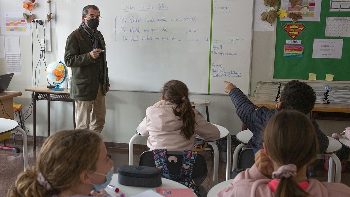 Oriol Blancher, director de la escuela Ipsi dando clase de catalán