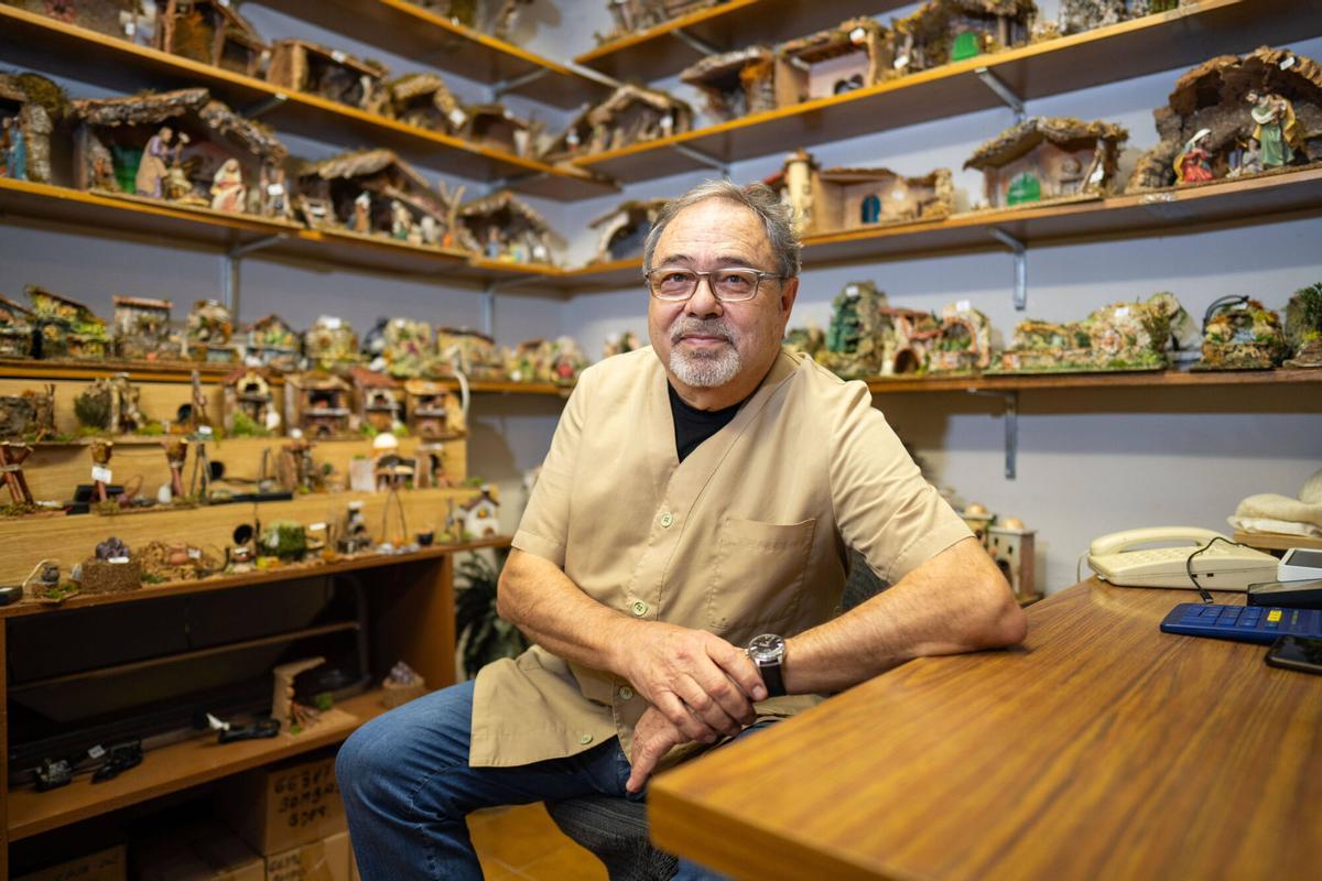 Francesc Puig, propietario de la tienda Pessebres Puig, en el barrio de Sant Antoni de Barcelona