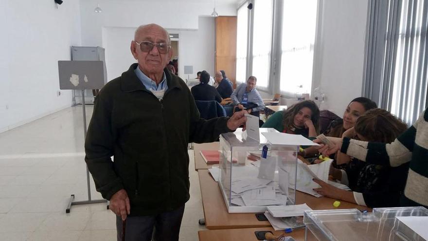 A sus 93 años, Isidro &#039;El Beato&#039; se emociona al votar en Casar de Cáceres
