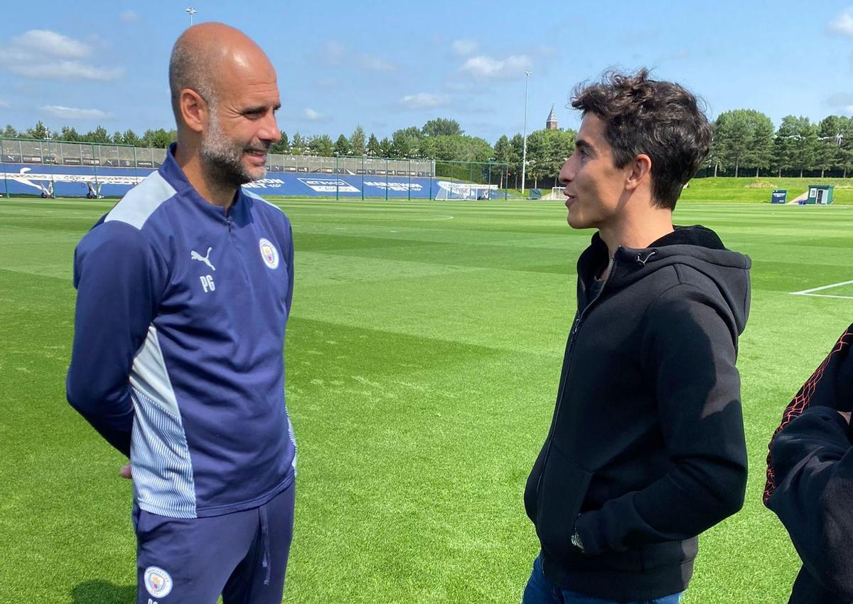 Pep Guardiola y Marc Márquez se encontraron hoy en la ciudad deportiva del Manchester City.