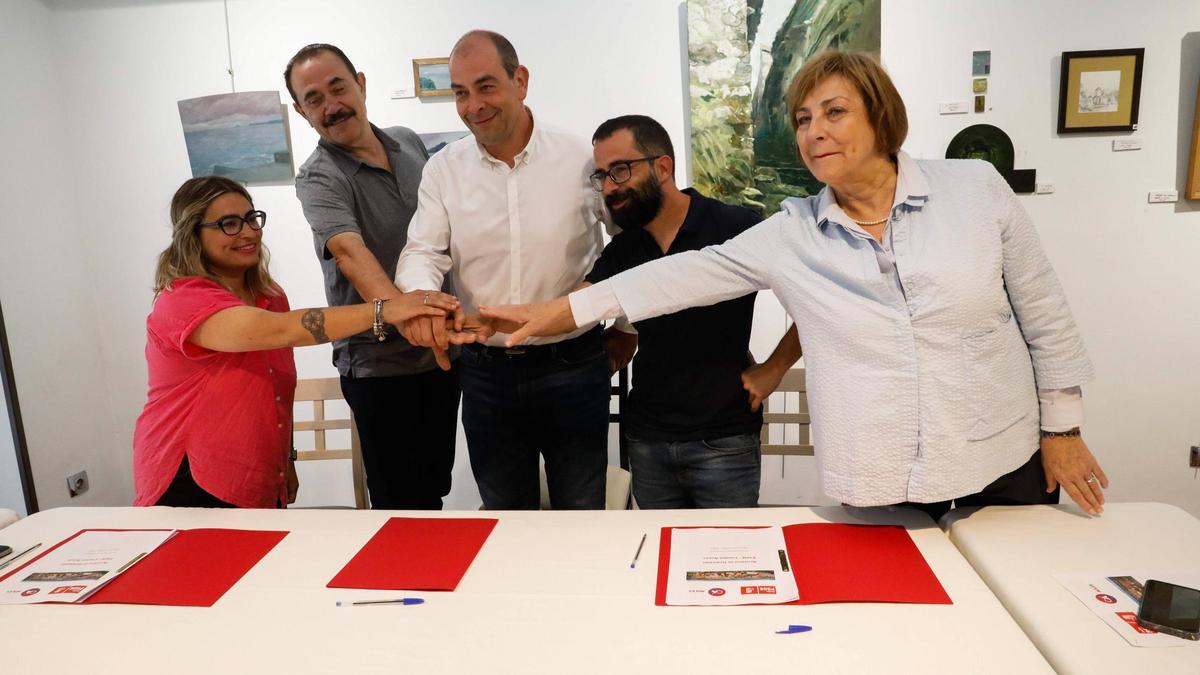 Sara Retuerto, Juanjo Fernández, Luis Fernández Huerga, David García y Mariví Monteserín, tras la firma del pacto de gobierno.el pasado 16 de junio de 2023.
