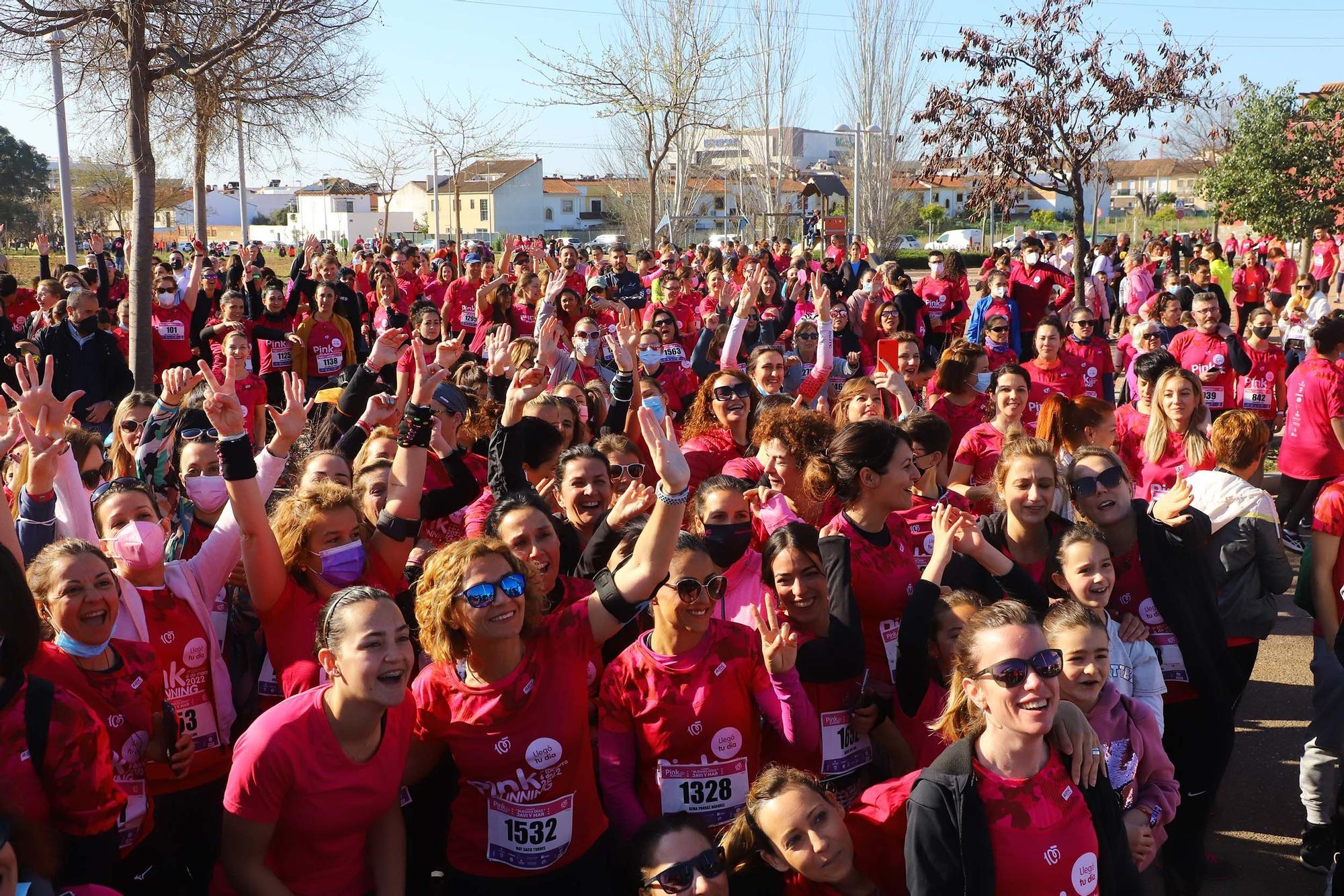'Pink Running': más de 2.000 corredoras tiñen de rosa las calles de Córdoba