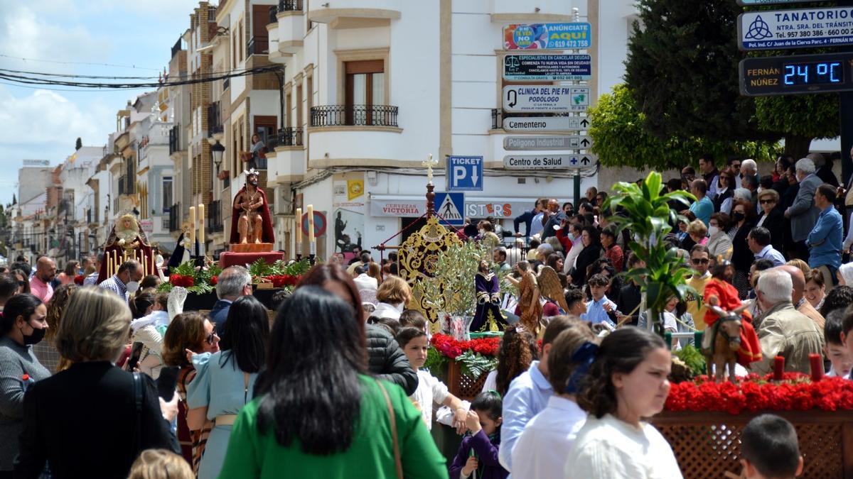 Paso de varias de las imágenes de la Semana Santa Chica 2022 por el Paseo de Santa Marina de Fernán Núñez.