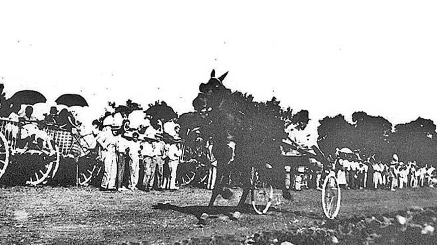 Una animada carrera de caballos por Sant Jaume a principios del pasado siglo XX en sa Pobla.