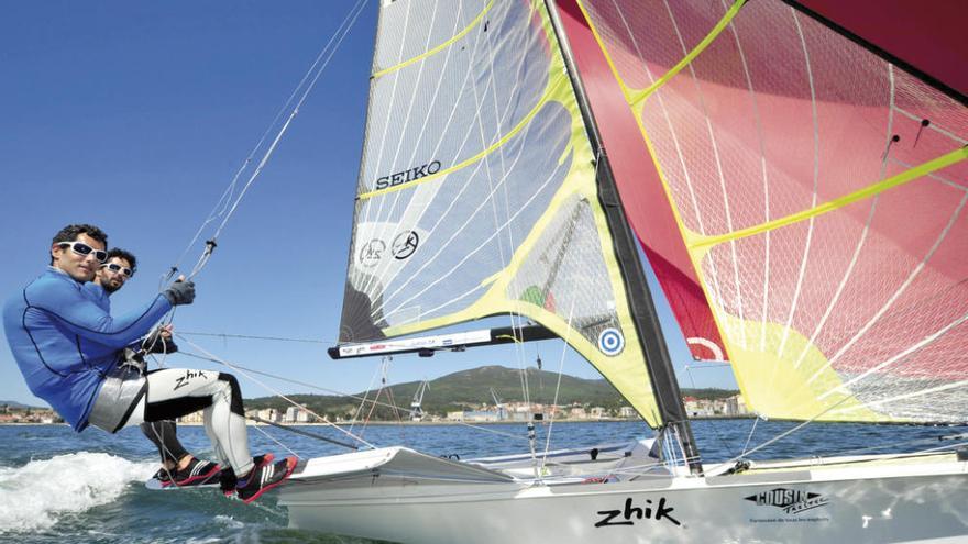 Los hermanos Carlos y Antón Paz, durante un entrenamiento en la ría de Arousa. // Iñaki Abella