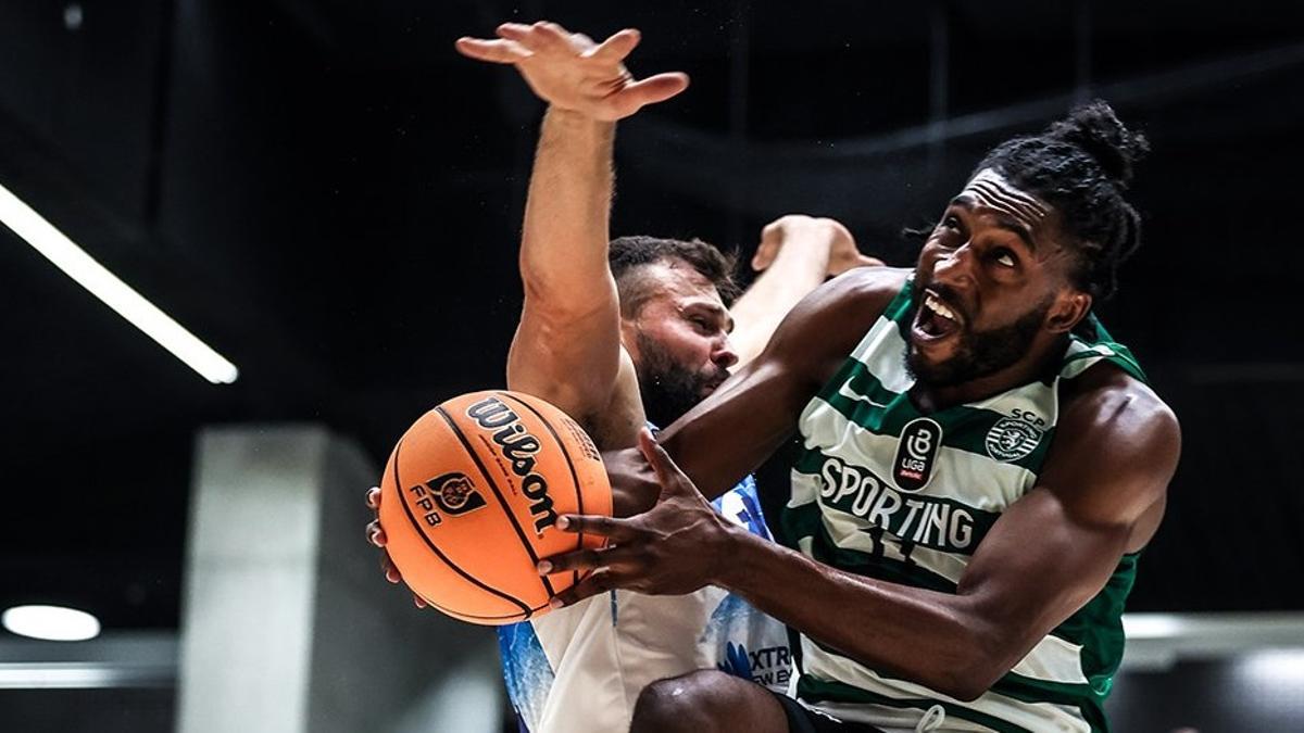 Vaidas Cepukaitis intenta frenar la penetración de Ronald Curry.