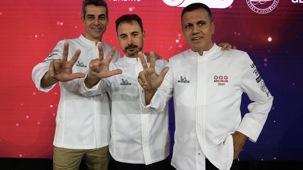 Mateu Casañas, Eduard Xatruch y Oriol Castro, tras recibir la tercera estrella por Disfrutar.