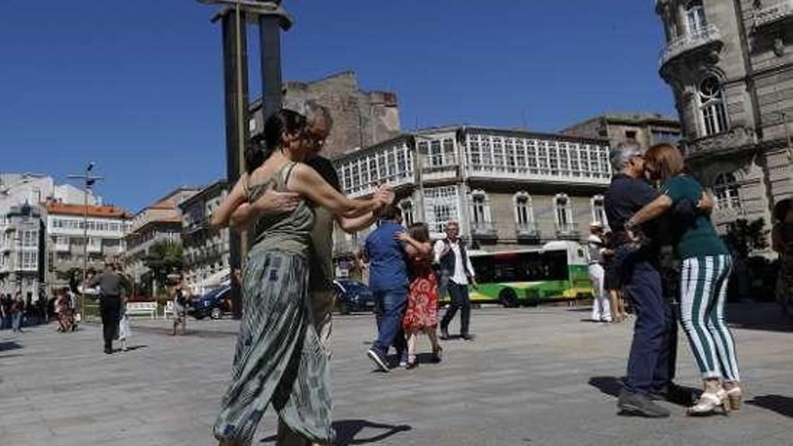 Parejas bailando, ayer, en la Porta do Sol de Vigo. // Ricardo Grobas