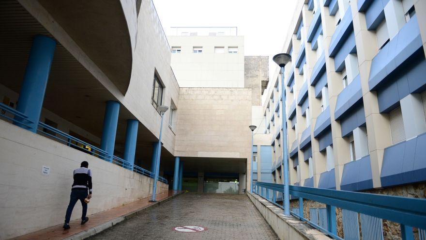 Entrada al hospital de Plasencia, donde han atendido al joven que necesita tratamiento.