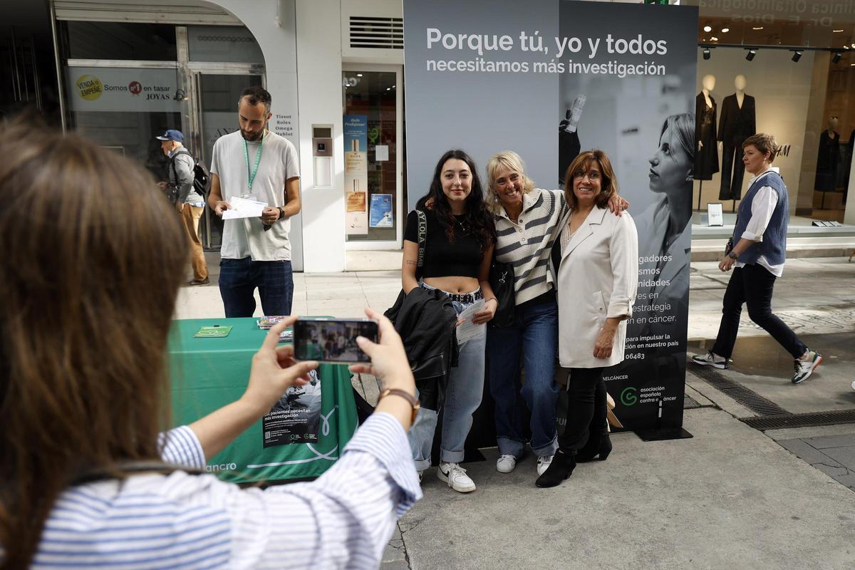 El &quot;photocall&quot; de la AECC en la calle Benito Corbal, ayer.