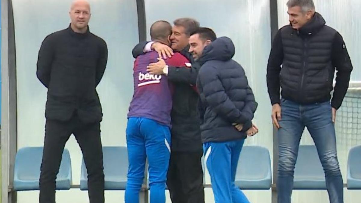 Así ha sido el efusivo abrazo entre Dani Alves y Joan Laporta