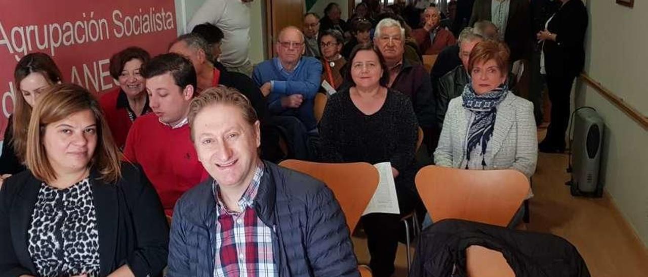 Gimena Llamedo y José Herrero, en primer término, antes de la asamblea celebrada en Llanes el pasado día 3, en la que Herrero fue ratificado como candidato a la Alcaldía de Llanes.