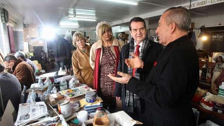 Ricardo Romero e Iván Carrera, ayer en el patio de la Residencia de los Hermanos Misioneros.  // R. Grobas