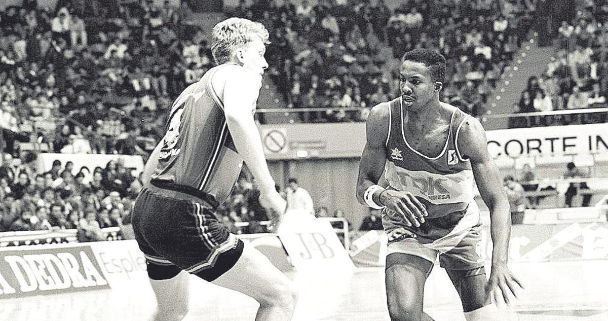 Carlos Ruf, con el Joventut, defiende a George Singleton, del Manresa, en febrero de 1991.